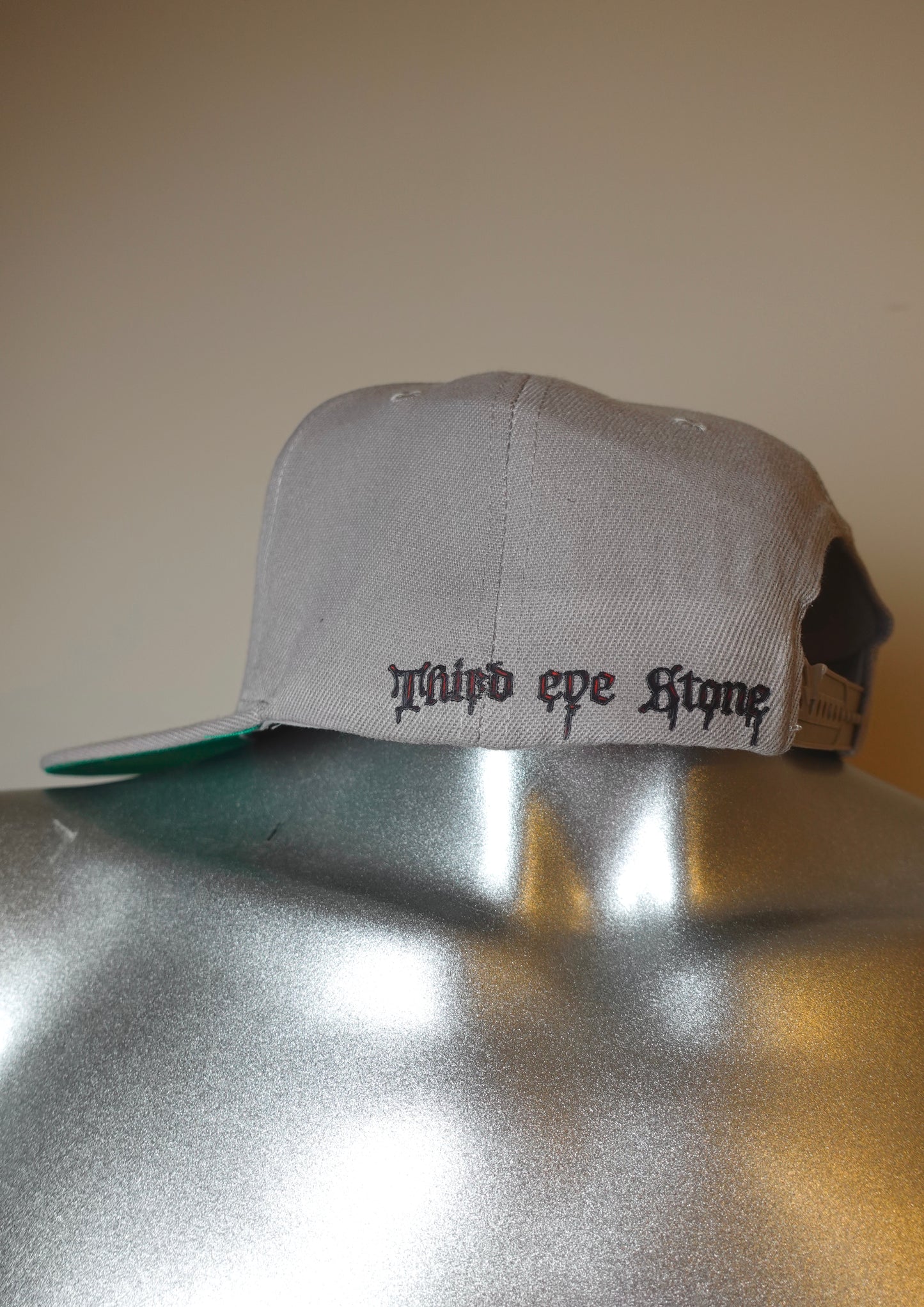 Casquette plate grise